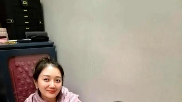 乔杉夫妻庆祝结婚17周年纪念日，吃泡面 喝酸奶 追剧，好朴实无华啊