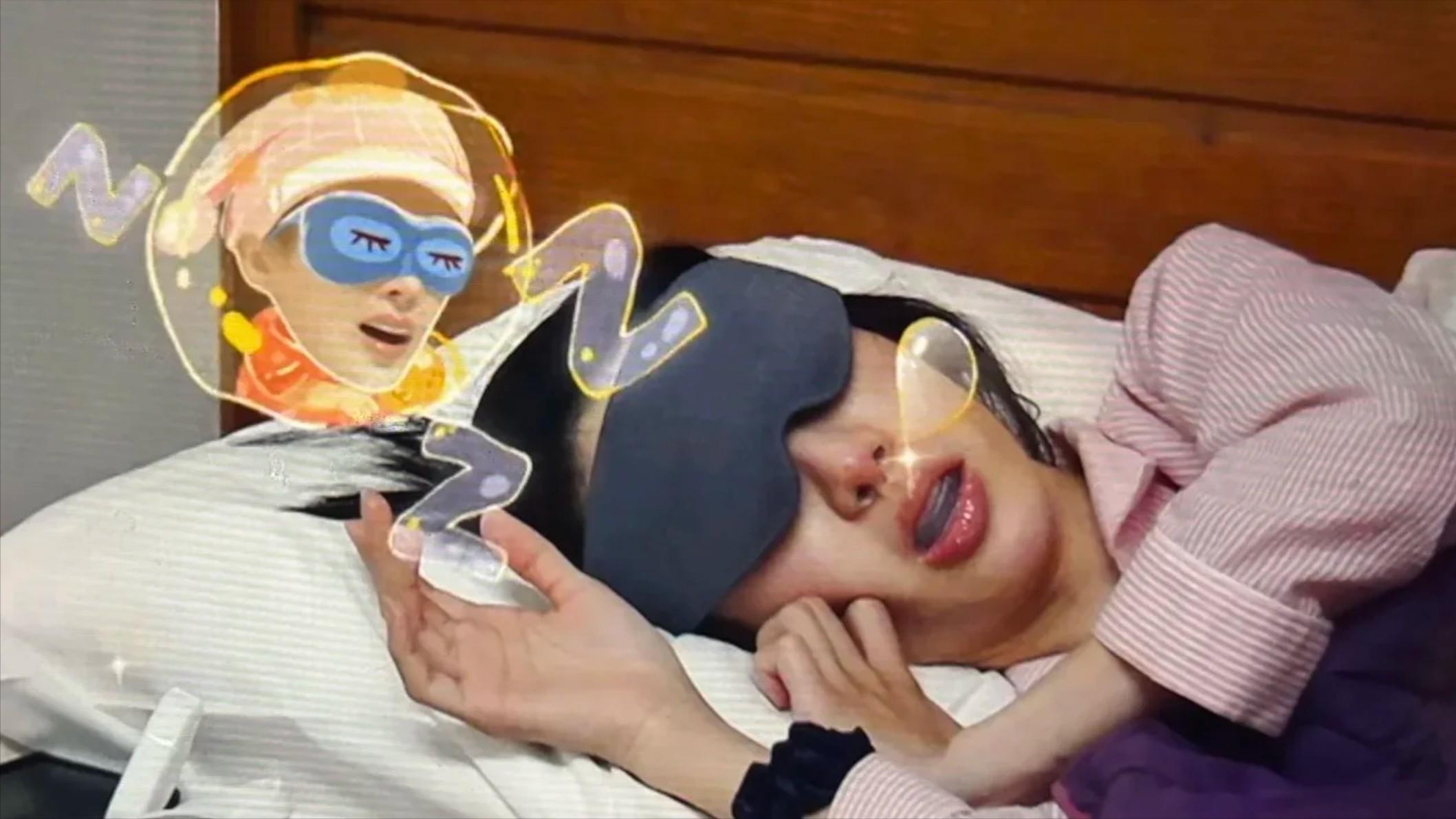 34岁金晨在节目中睡觉时，鼻孔和嘴巴都带着保持器，再陷整容质疑