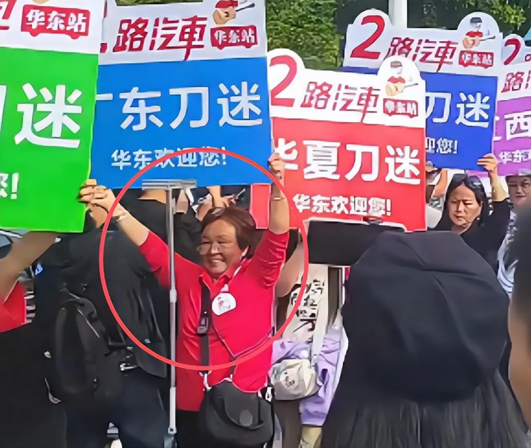 大场面！刀郎南京演唱会！全国刀迷举牌列队入场！办出奥运会气势