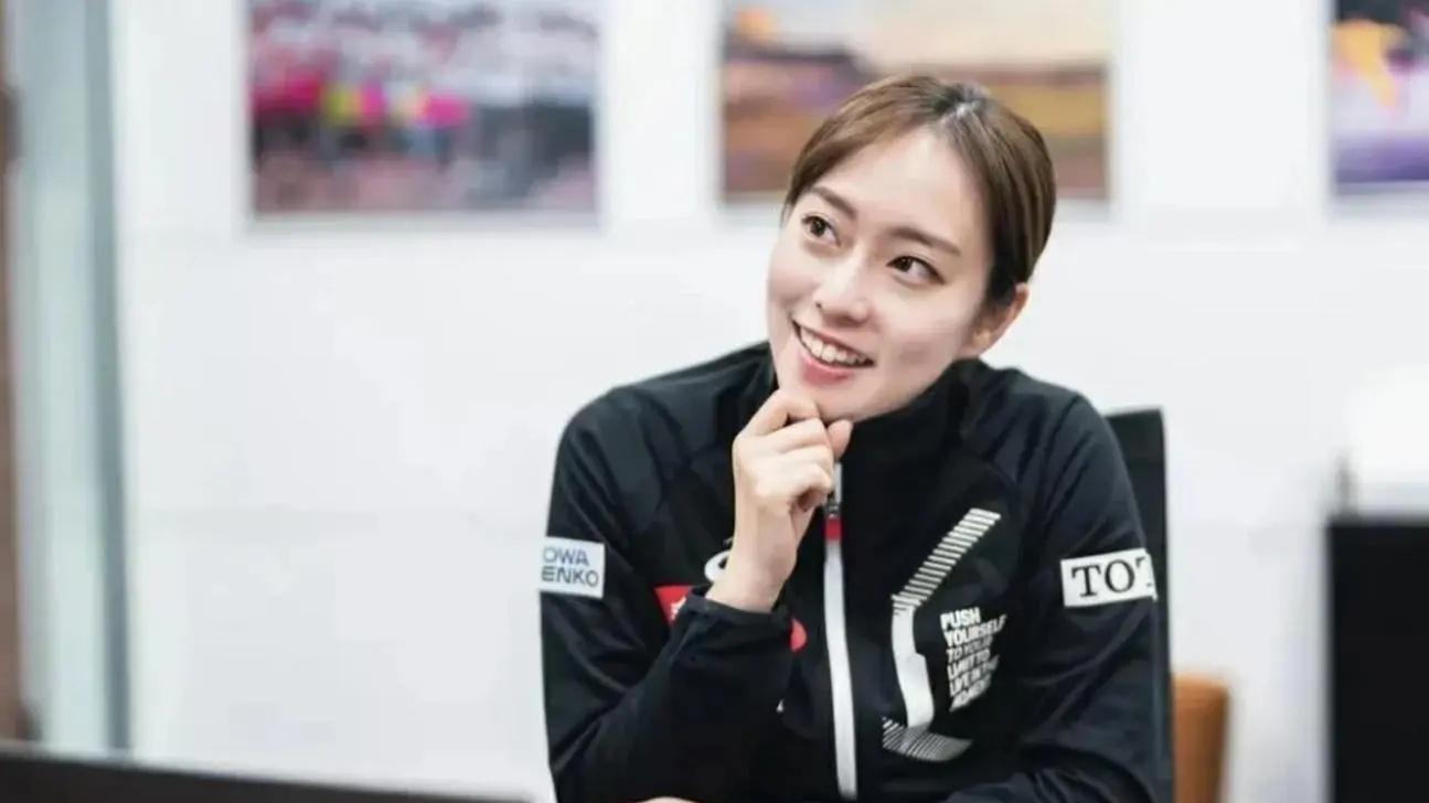 石川佳纯晒全家福！一家4口基因太好了，全是美女，妹妹更漂亮