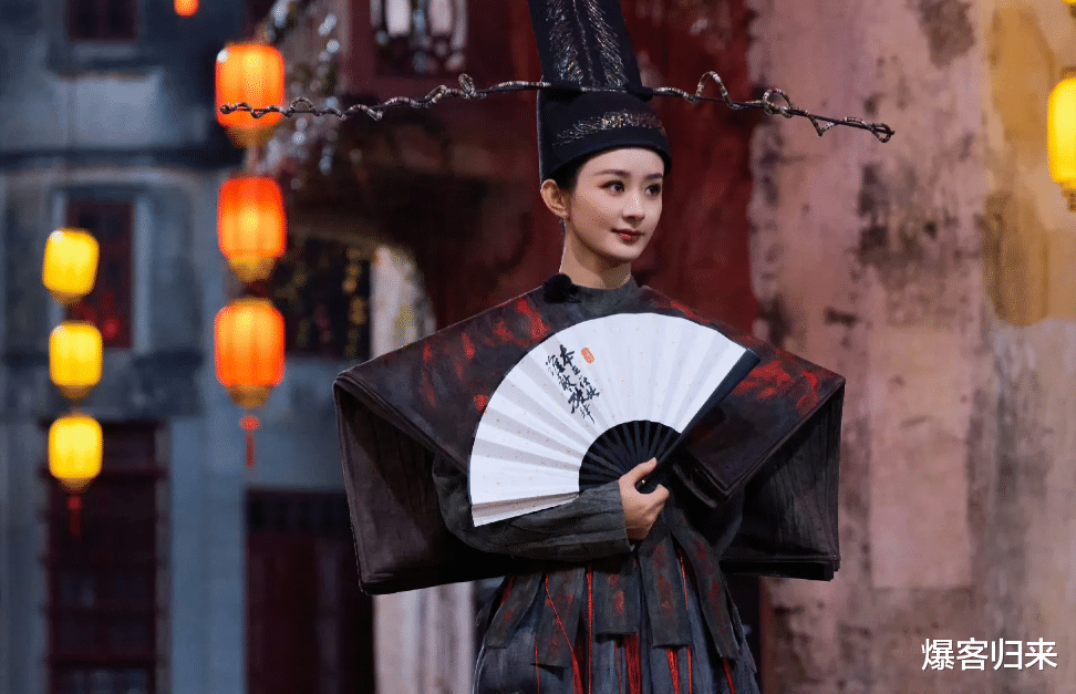 赵丽颖综艺新造型引热议，黑衣红轿玉面判官，惊艳与恐怖并存