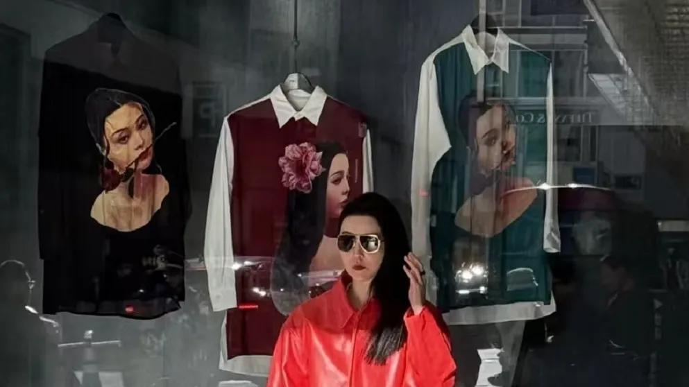 43岁范冰冰日本逛街被拍，穿大红皮衣潮到认不出，出国后变化好大！