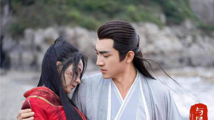 赵丽颖喜获林更新赠熊猫玩偶，剧里剧外友情深！