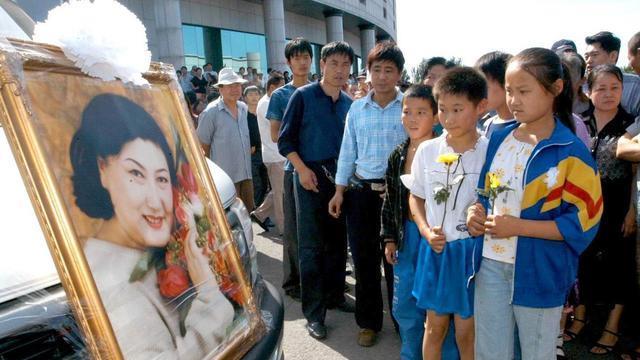 2005年高秀敏意外猝死，13年后情夫何庆魁揭露：撒谎把命搭进去了