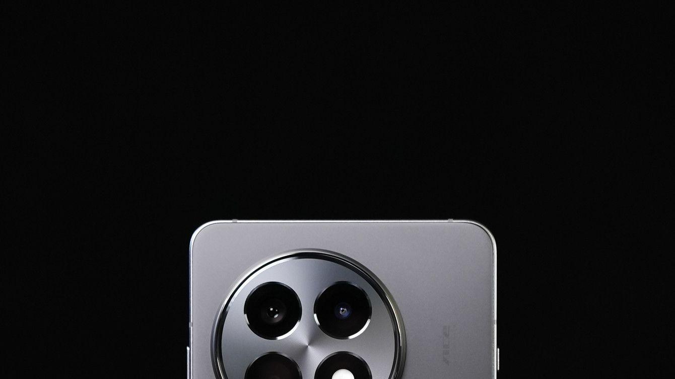 一加 Ace 5 全速黑图赏：丝绸玻璃工艺 观感与手感双重享受