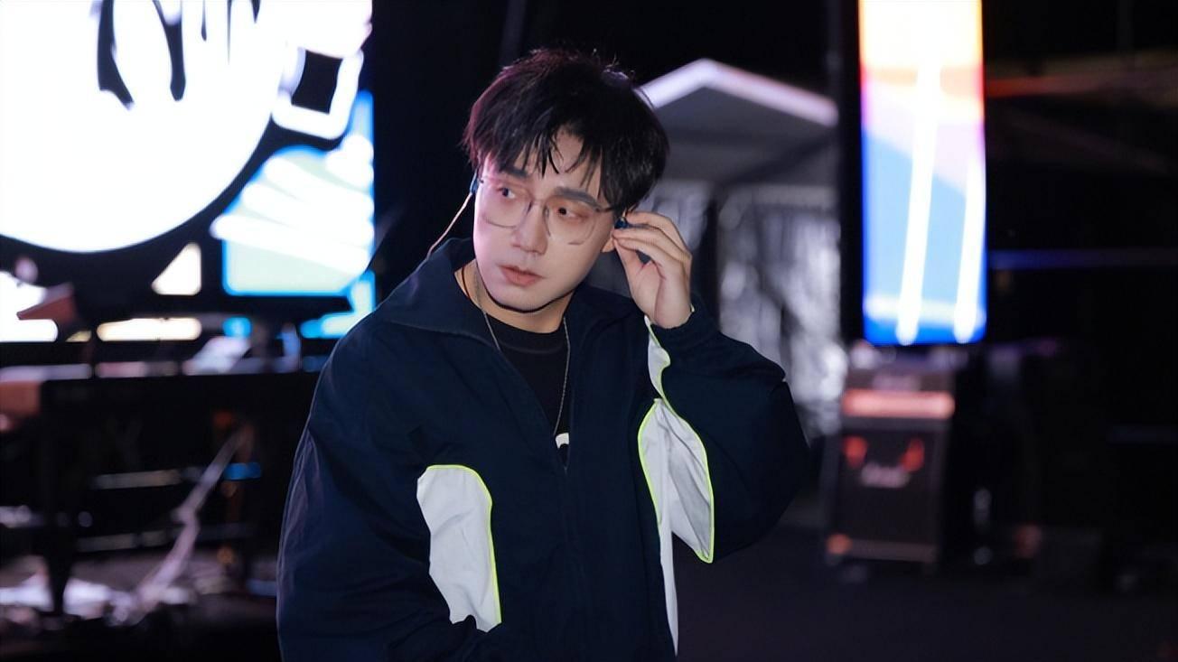 王铮亮泪洒《披荆斩棘》现场，李泽锋淘汰，队长深陷自责