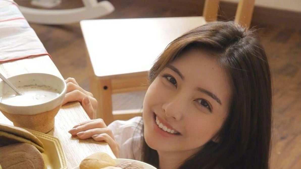 王思聪前女友豆得儿直播发声，澄清谣言并透露分手，旧情复燃可能性引猜测