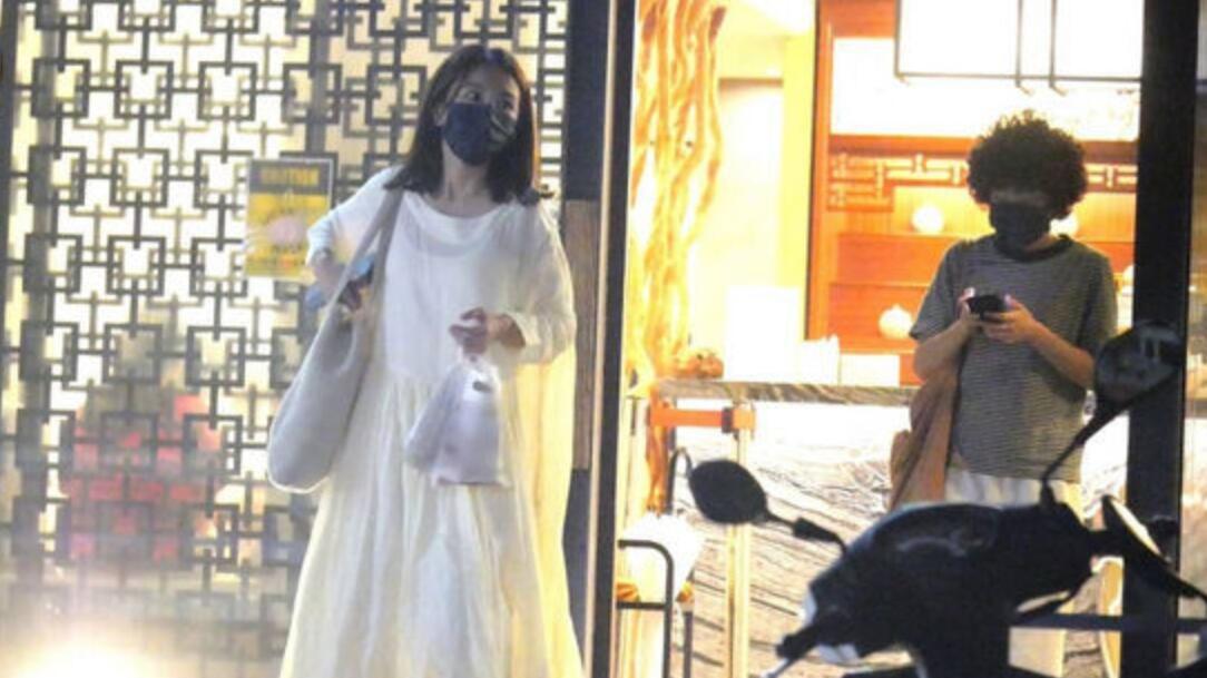 直击田馥甄、短发女私约外出！站路边“肩摸到胸口”一起回香闺全被拍