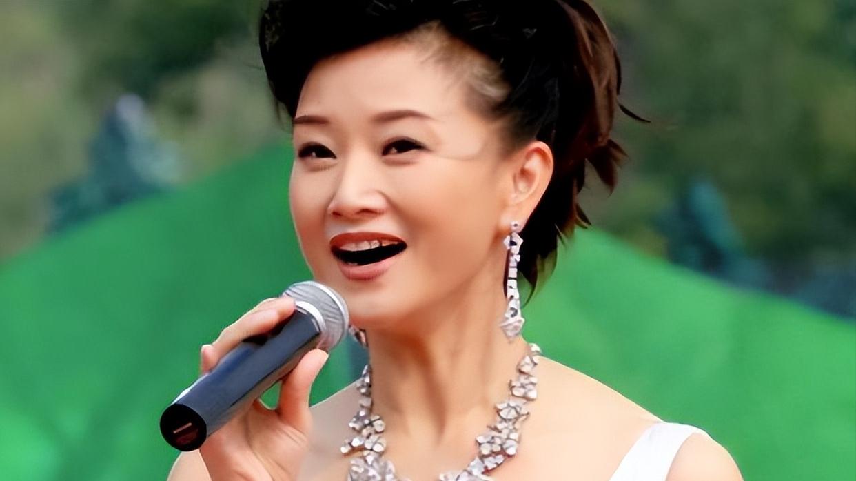 隐退11年，一张照片暴露宋祖英“真实处境”：再不回去我就没家了