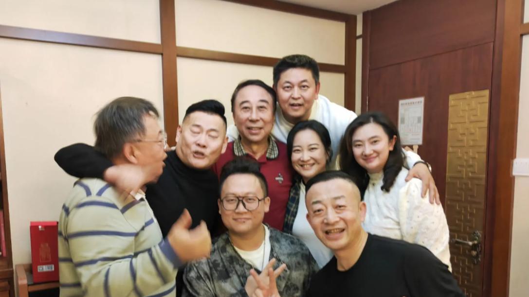 冯巩66岁大寿现场曝出！贾玲贾旭明也在现场，贾玲身材很苗条