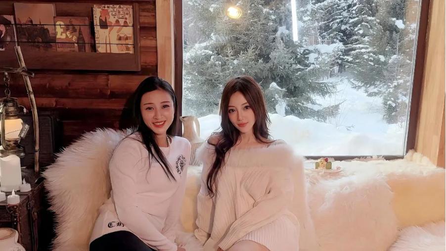 43岁李小璐新疆雪地放飞自我！穿瑜伽服秀曲线又撩又欲，美女闺蜜更抢眼！