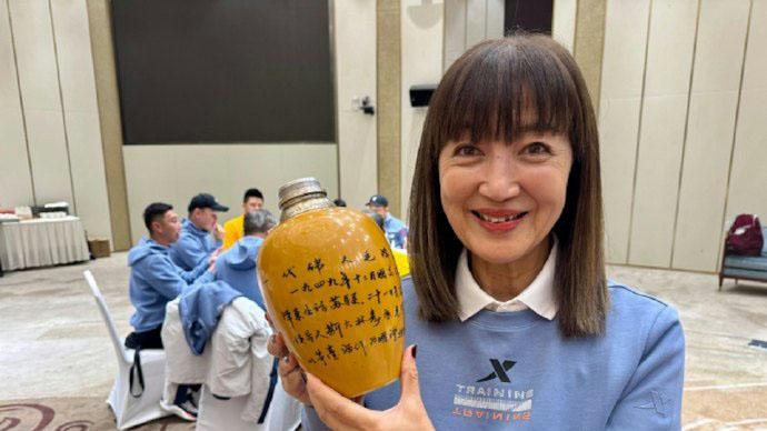 73岁资深女星改换造型年轻20岁，再获TVB续约，身家过亿家世显赫