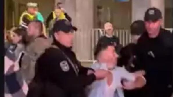 乌军突袭购物中心，多人被拖走参军？这剧情比电影还刺激！