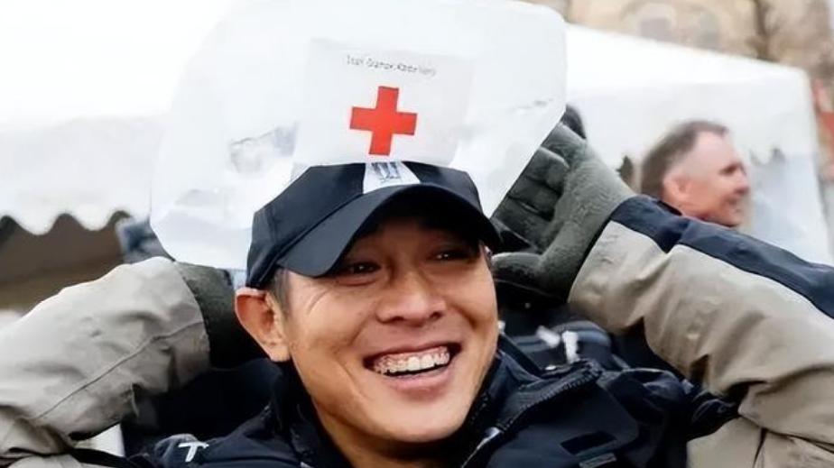 61岁现身李连杰新加坡法会，凶神恶煞脸色发黑，多年修行未有正果