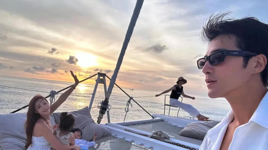 姜潮亲自下厨为妈妈庆生，一家六口合影好温馨！姜爸一头白发显老