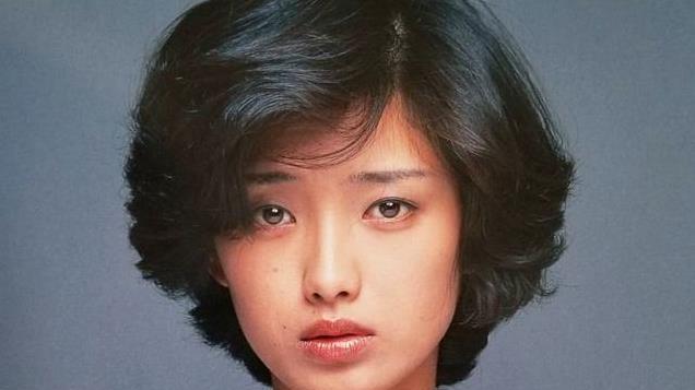 65岁山口百惠近况曝光！罗圈腿弯腰驼背，相比四十年前，变化太大