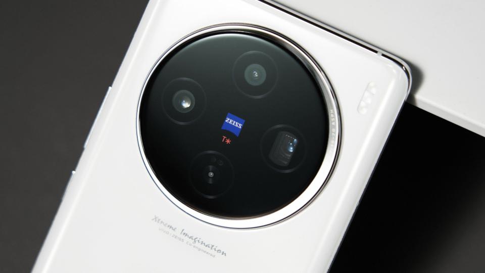 vivo X200外观再次被确认：等深微曲+高亮直角中框，配置也已清晰