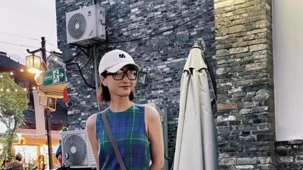 41岁吴昕换发型似换了个人！一刀切配格纹裙文艺又减龄，美到认不出了！