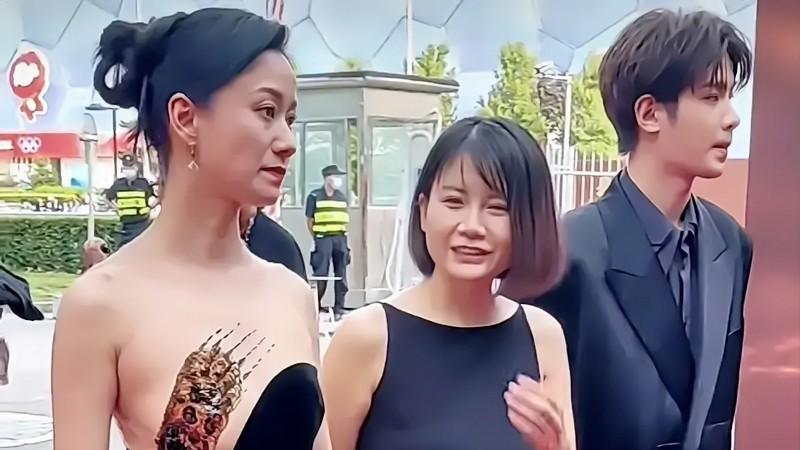 倪虹洁离婚后越来越放飞了！“真空”穿礼服裙出位，张译眼睛都不知道往哪看了！