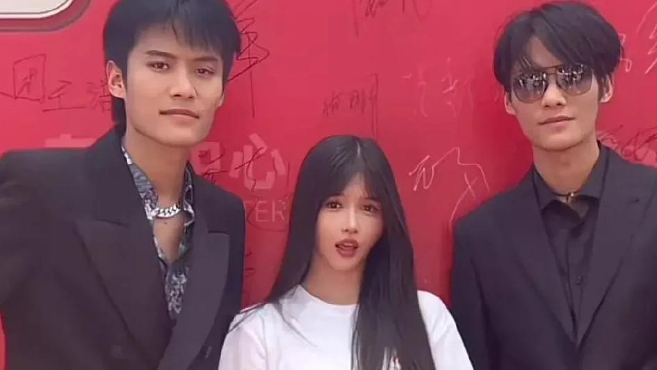 小杨哥和辛巴争斗结束，起因是几只大螃蟹，沫沫让小杨哥放弃抵抗