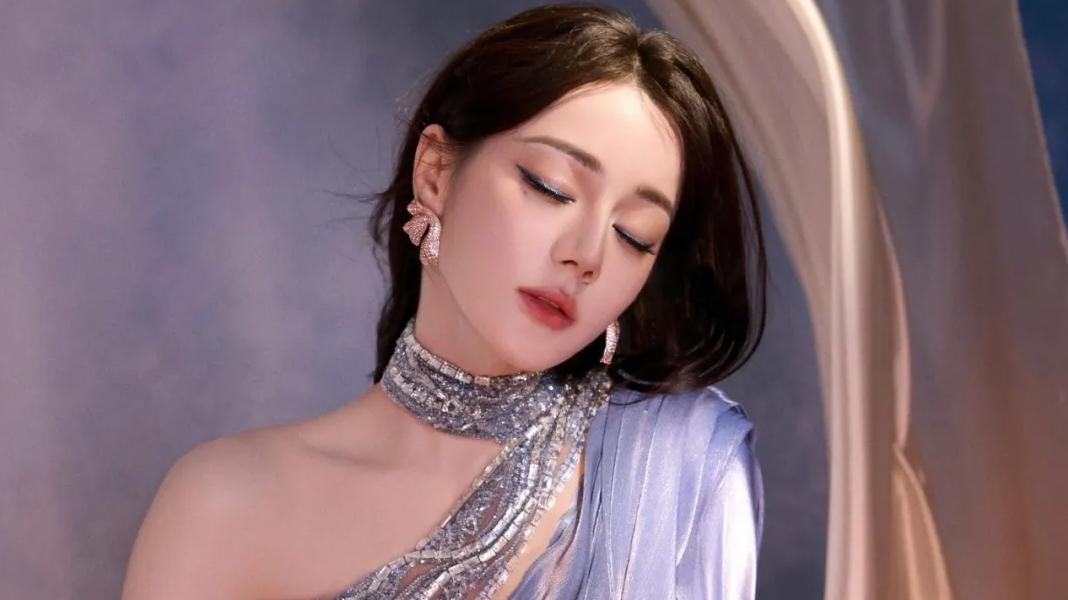 正面突袭！迪丽热巴胸前镂空设计展现傲人曲线人间美神的比例，实在太让人惊艳了