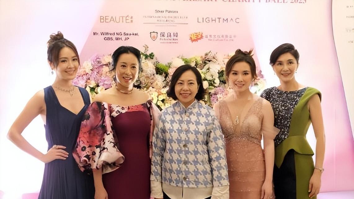 朱玲玲到不丹旅行，她真的很会打扮，和闺蜜一起秀晚年幸福