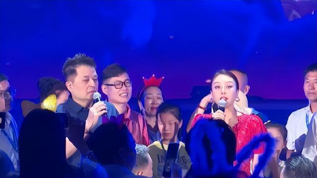 毕福剑老来得子被证实，二婚妻子身份意外曝光，年轻漂亮还是教授