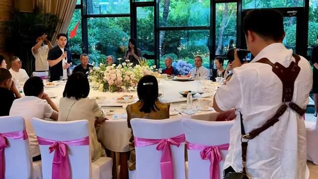 黄海波和曲栅栅高调庆祝结婚10周年，黄磊现身道贺，8岁儿子抢镜