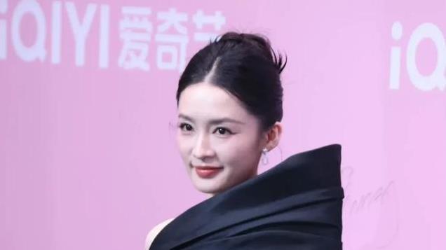 李沁尖叫之夜红毯，两套造型一套温婉一套成熟， 你更喜欢哪一套