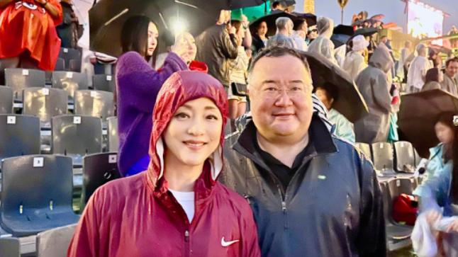 56岁杨澜现身巴黎奥运会！富商老公罕见露面，夫妻同框感情恩爱