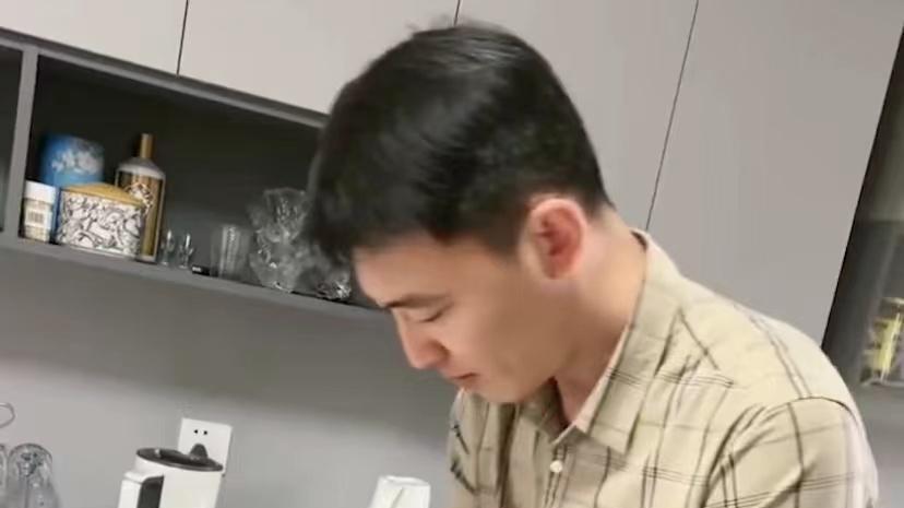 女子18岁见丈夫一眼就相中，如今过20年还看不够，自曝颜值太般配