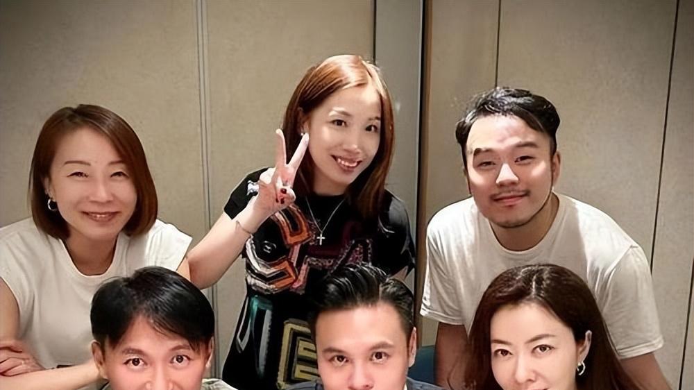 熊黛林为夫庆生，幸福溢于言表