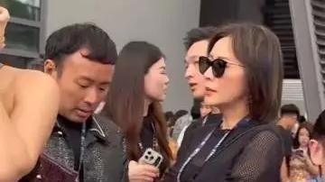 59岁刘嘉玲现身新加坡！状态年轻似18岁少女，一生未育成就了她