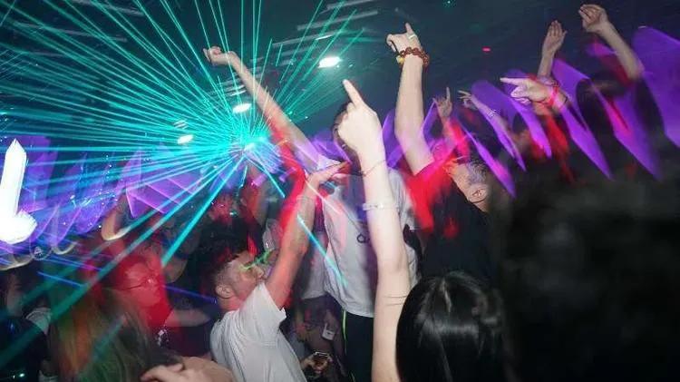 结婚前夜，新娘跟一群男闺蜜庆祝到深夜，次日醒来：婚礼已经取消