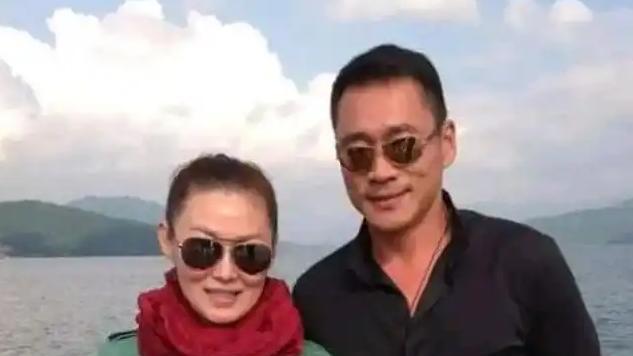 54岁“武松”丁海峰：在美国树林砍柴烤肉，美国豪宅尽显气派