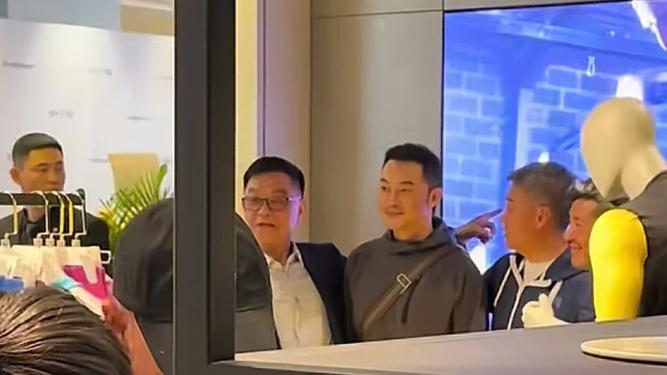 沙溢瘦身成功后，秀肌肉拍穿搭，代言体育品牌，妥妥的时尚小鲜肉