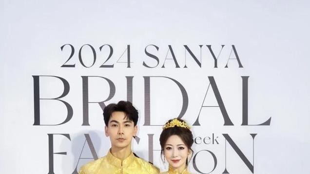 陈紫涵戴向宇亮相天玺开幕秀，穿中式喜服明艳大气 郎才女貌好养眼