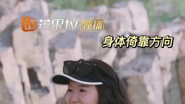 肢体语言透露真实情感：喜欢就靠近，排斥就远离