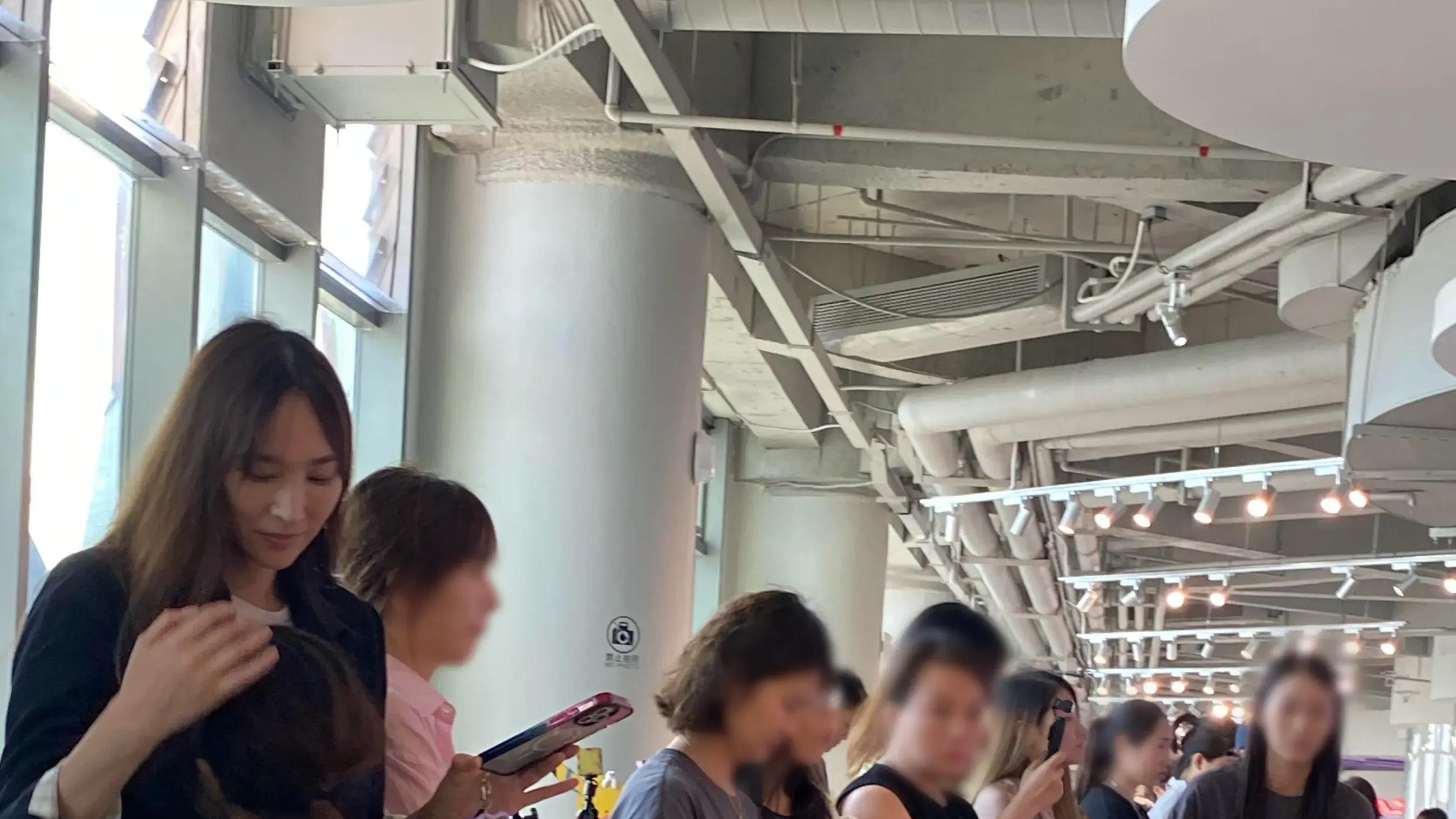 吴佩慈携四宝现身夏令营，母女互动温馨有爱