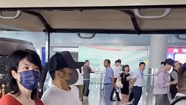 霆锋包车秀恩爱，她倚他肩，他搂她腰