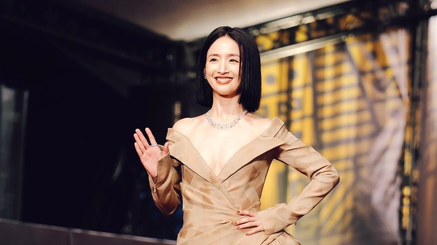 台湾金钟奖红毯：林心如脸垮小S海绵成精，贾静雯新发型好美