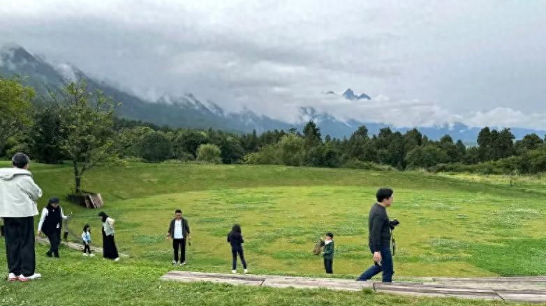 偶遇郭晶晶一家看玉龙雪山，霍启刚化身摄影师，5岁小女儿像妈妈