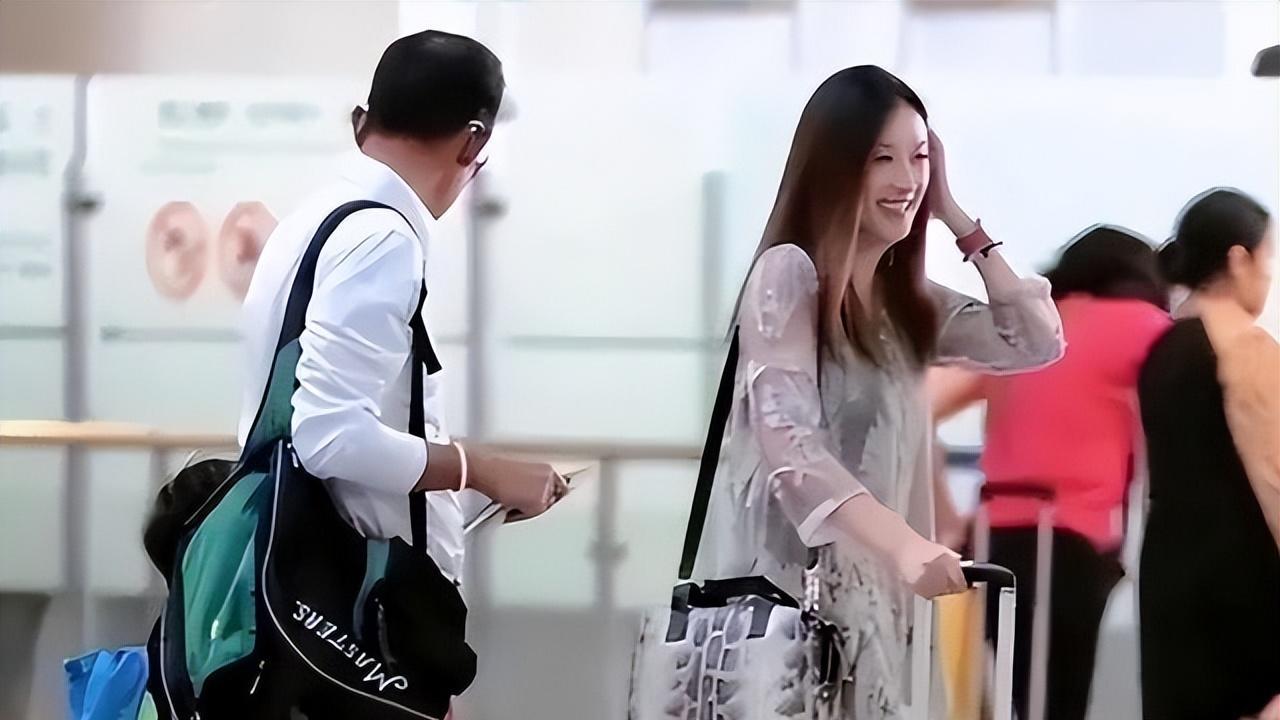 58岁王志文断崖式衰老，富婆娇妻却依旧漂亮，与15岁儿子像爷孙