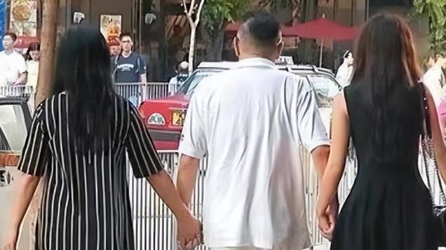 范冰冰要当后妈？范冰冰现身富商家宴，跟“船王”喝酒尬舞