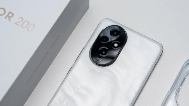 荣耀果断“发飙”，256GB降到1438元，高配旗舰沦为千元机