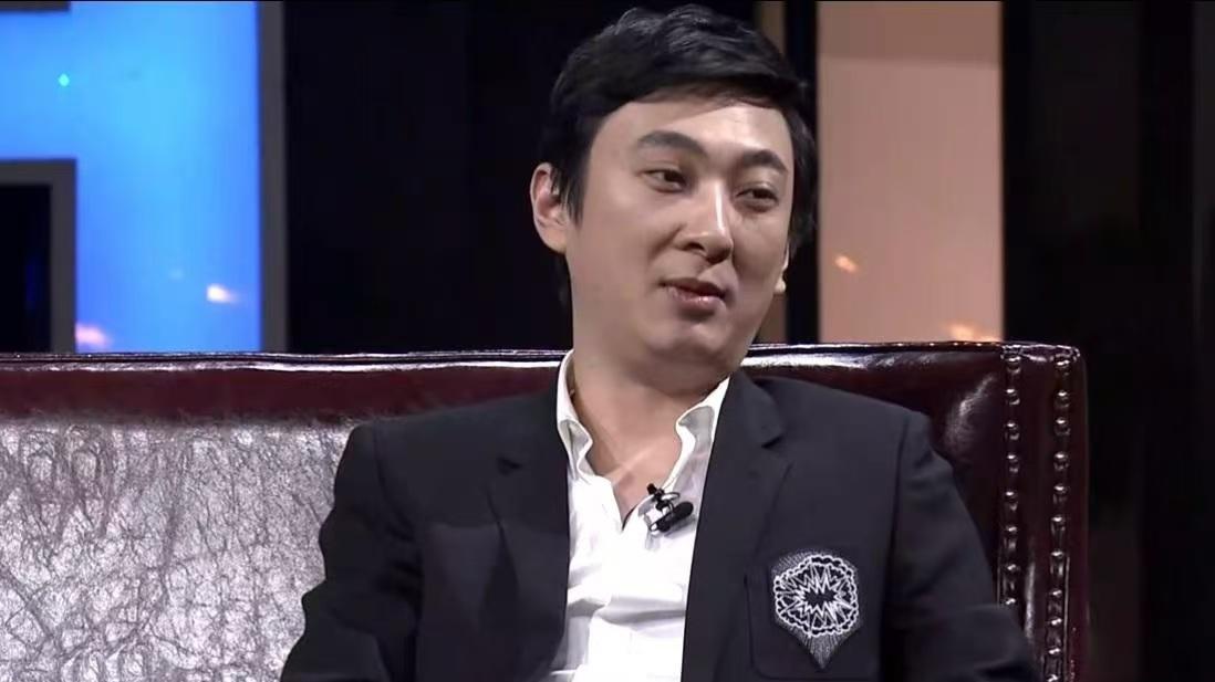 王思聪带四位美女吃炸酱面，站门头半天看菜单！这消费真降级了？