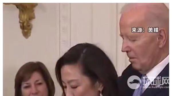 杨紫琼获美国“总统自由勋章”，全知之眼手势暴露背后神秘组织？