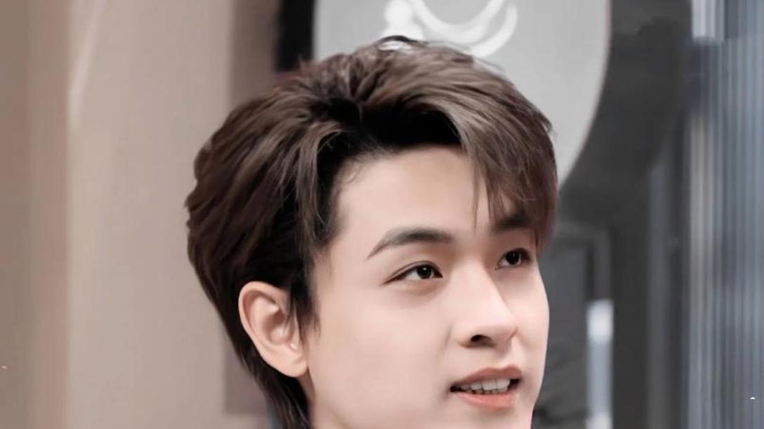 秦霄贤被爆劈腿后首露面！现身潮牌店开幕挨酸：对男星宽容度高