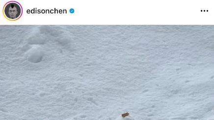 陈冠希带妻女日本滑雪，摘帽后真实容颜被拍，大把白发老得不敢认