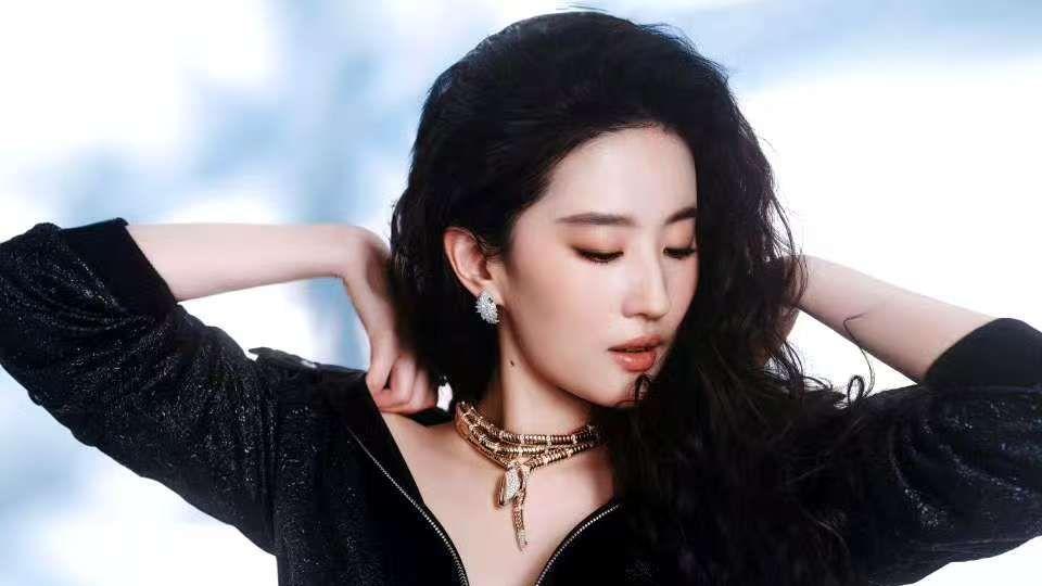 刘亦菲：一众黑白色中的金色光芒